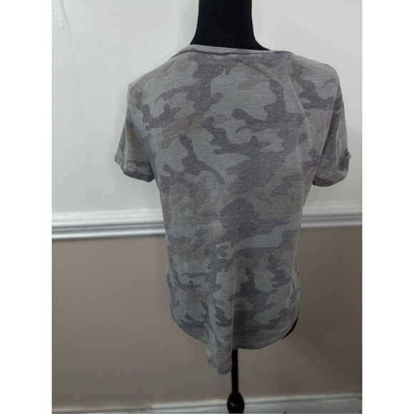 American Eagle Camouflage V-Neck Short Sleeve Blouse Size Medium - Picture 2 of 5
